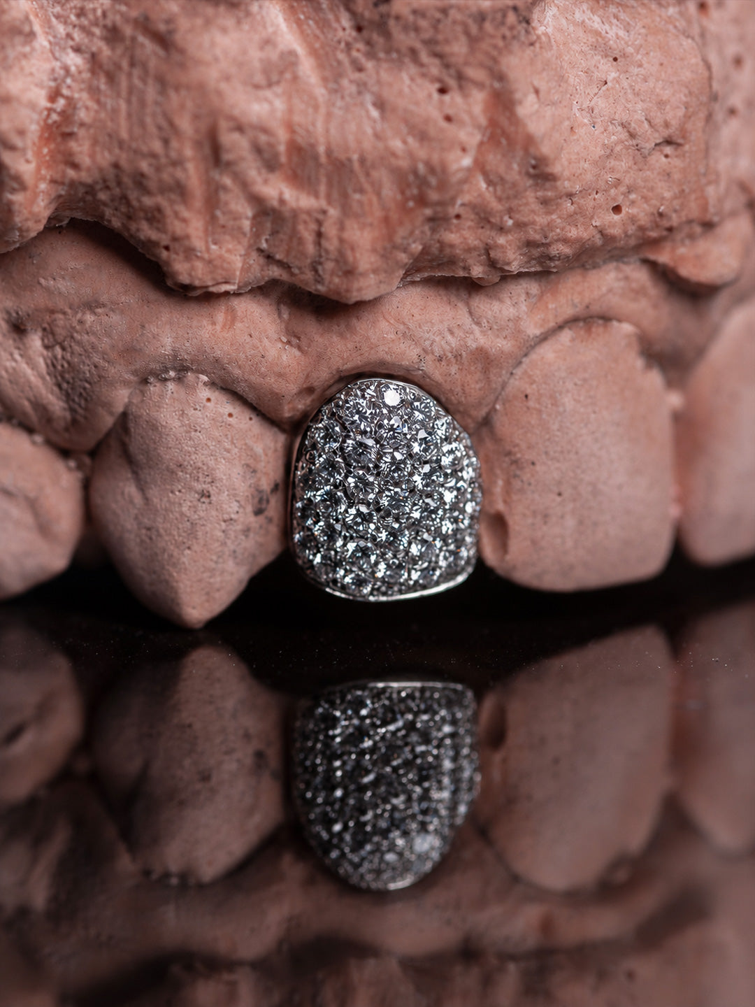Diamond tooth cap grillz in 9k white gold, single tooth pavé set with natural diamonds on dental mould