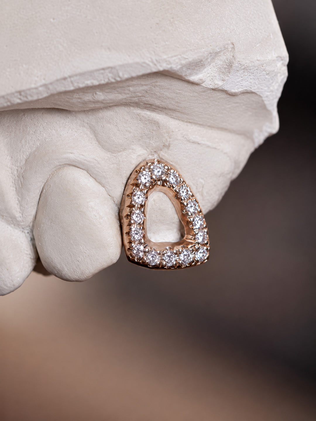 Single tooth grillz in 9k white gold, diamond window with pavé border, close-up detail